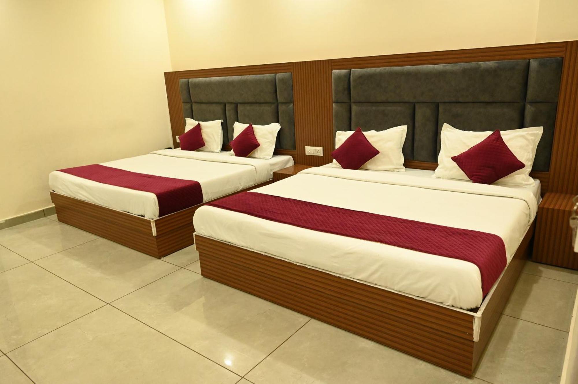 Satya Residency Hotel คาตรา ภายนอก รูปภาพ