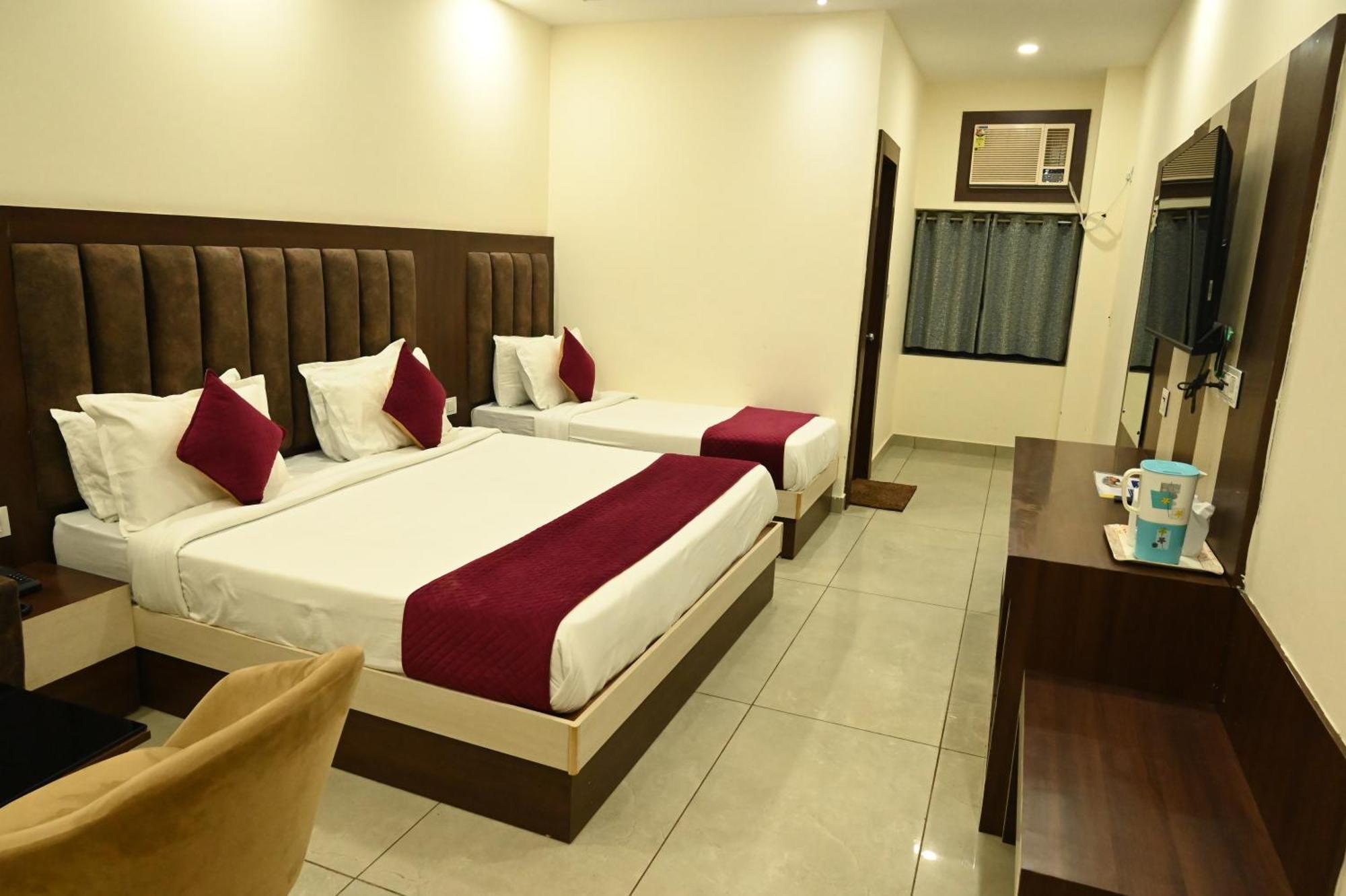 Satya Residency Hotel คาตรา ภายนอก รูปภาพ