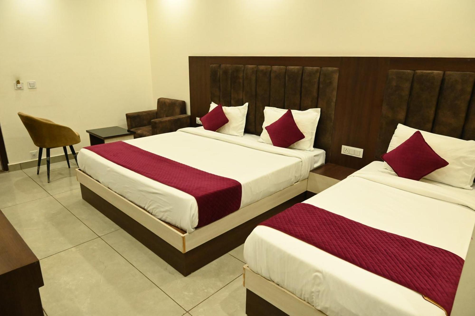 Satya Residency Hotel คาตรา ภายนอก รูปภาพ