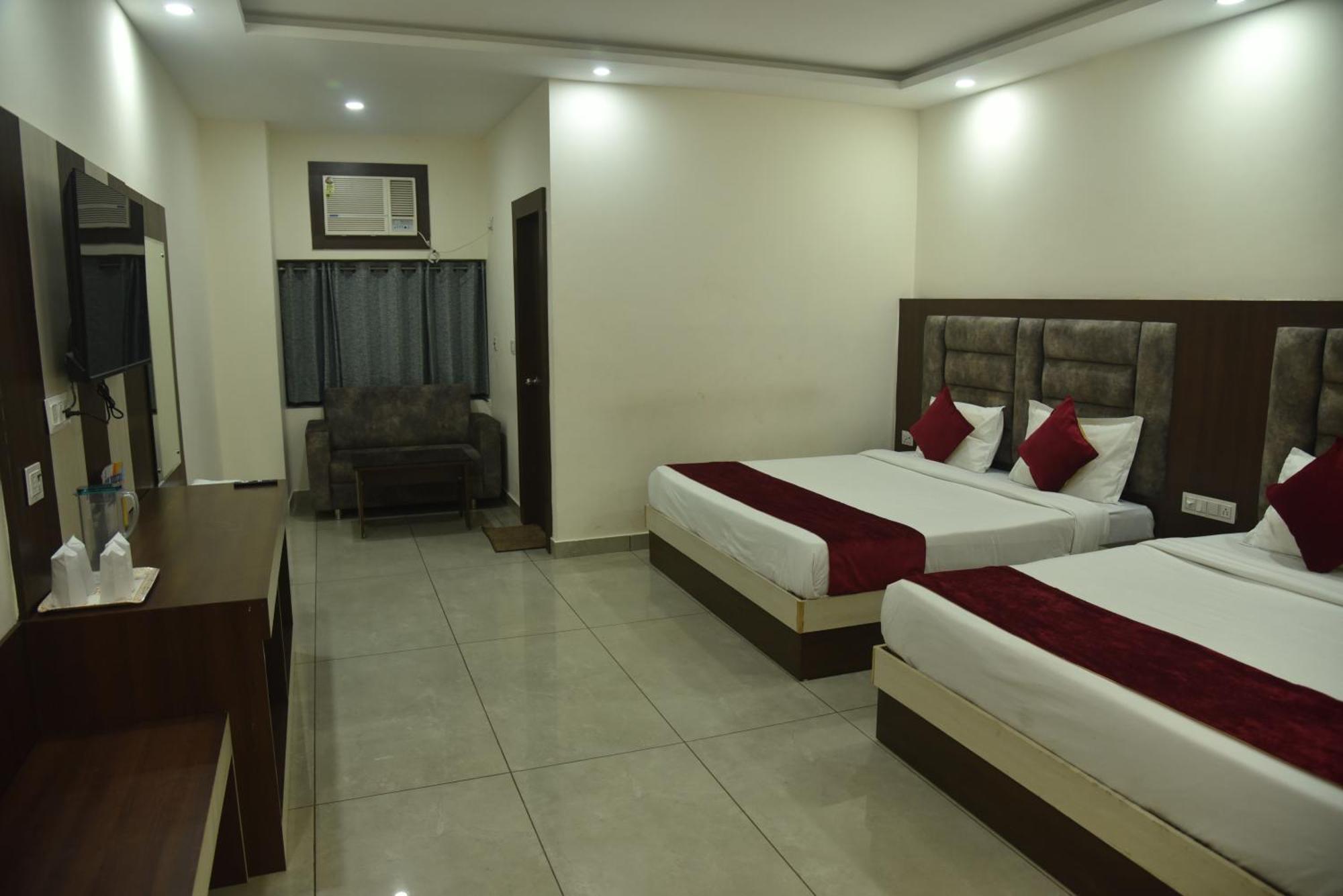 Satya Residency Hotel คาตรา ภายนอก รูปภาพ
